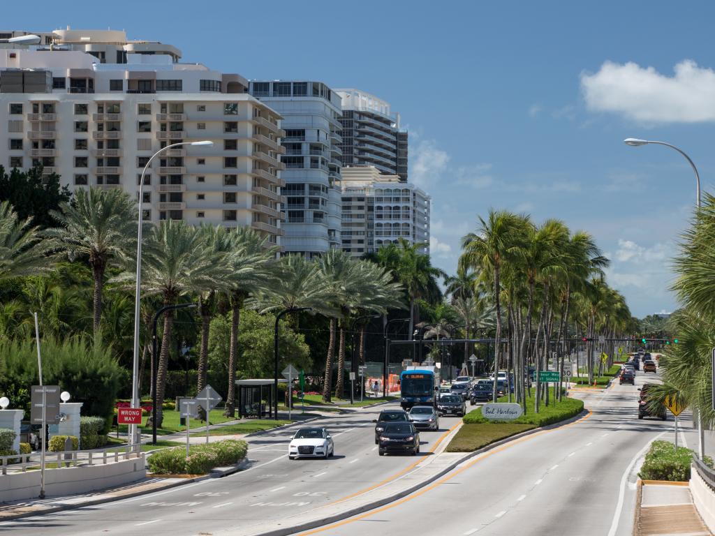 Autos fahren entlang der Collins Avenue