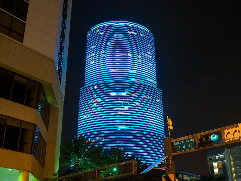 Miami Tower in Blauer Beleuchtung
